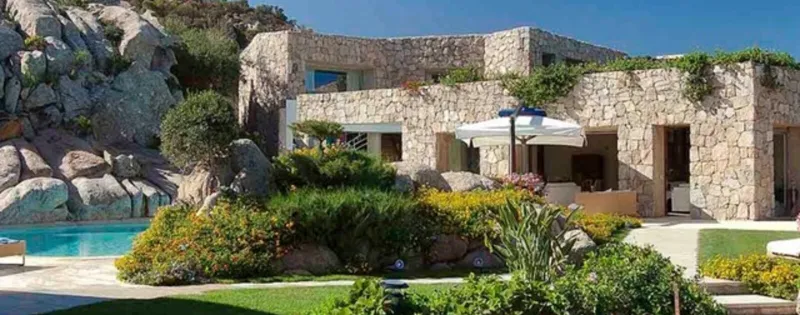 Addio fogli volanti: la guida completa per gestire la tua villa sarda nell'era digitale