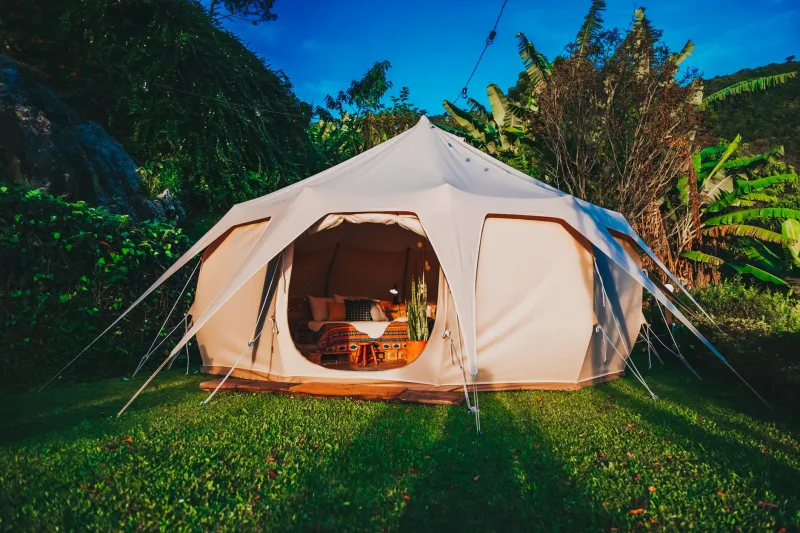 Sotto le stelle sarde: il glamping di lusso che ridefinisce il viaggio in natura