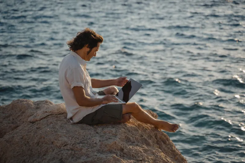 Lavorare con i piedi nella sabbia: la guida definitiva per nomadi digitali in villa in Sardegna