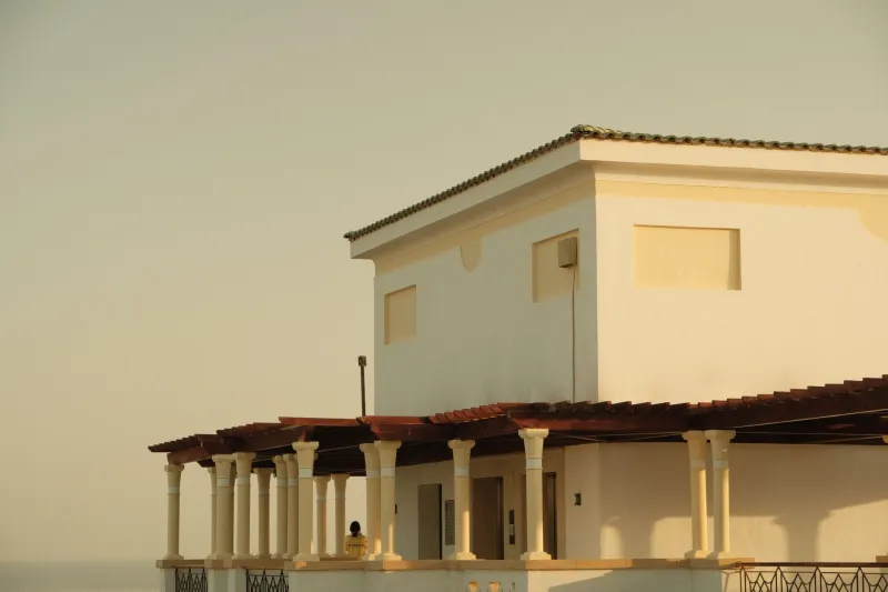 Tech sì, ma con giudizio: la guida per dotare la tua villa sarda di tecnologia davvero utile