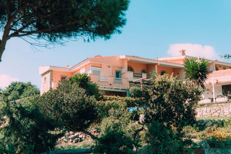 Terrazza sul Tirreno: guida pratica per scegliere la villa sarda con il panorama che ti cambierà la vita