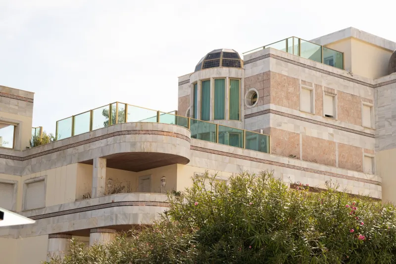 Casa intelligente sotto il sole sardo: come la domotica rivoluziona le vacanze in villa